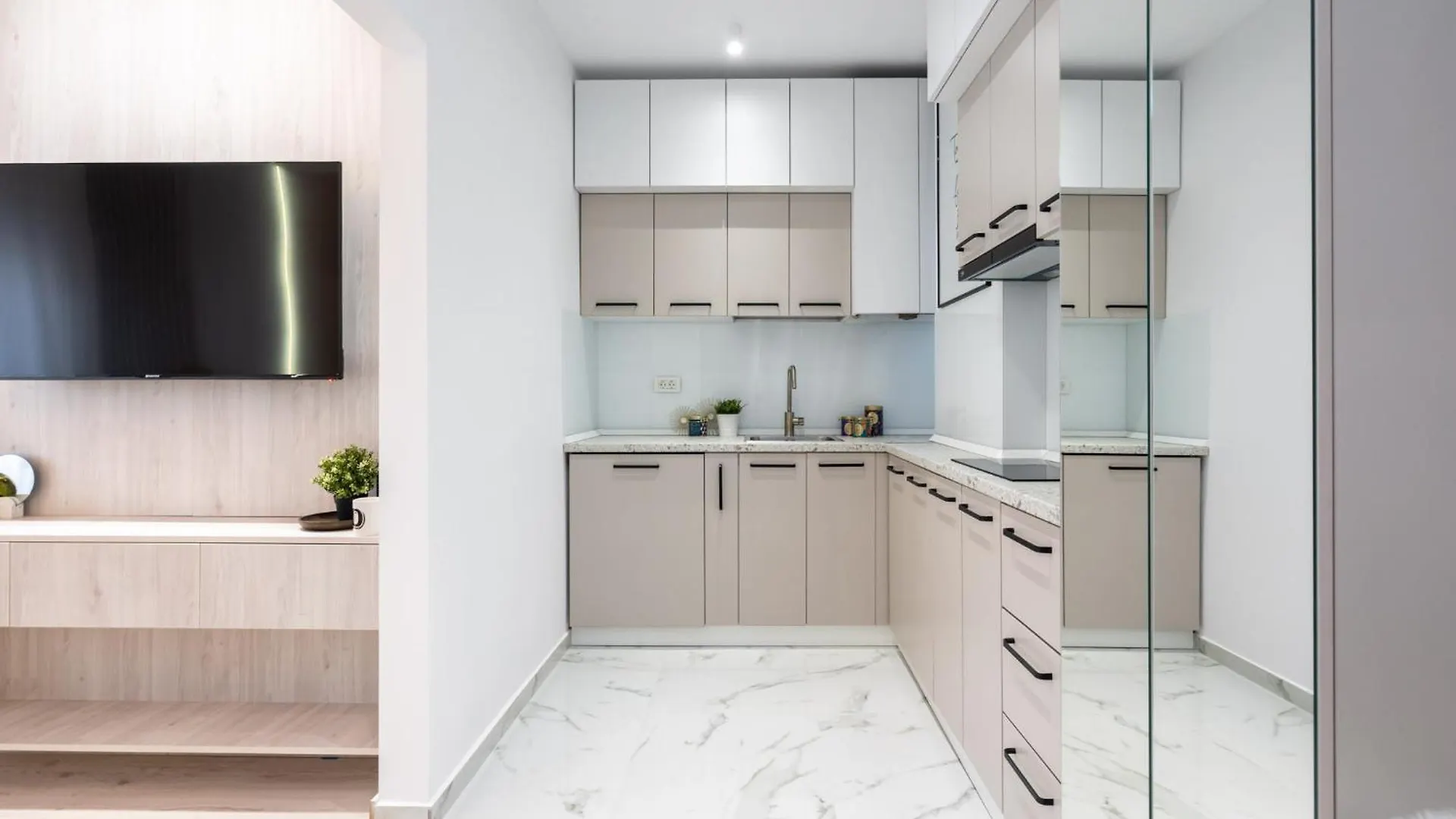 Elegant City Escape With Balcony Calea Victoriei Bukareszt 0*,