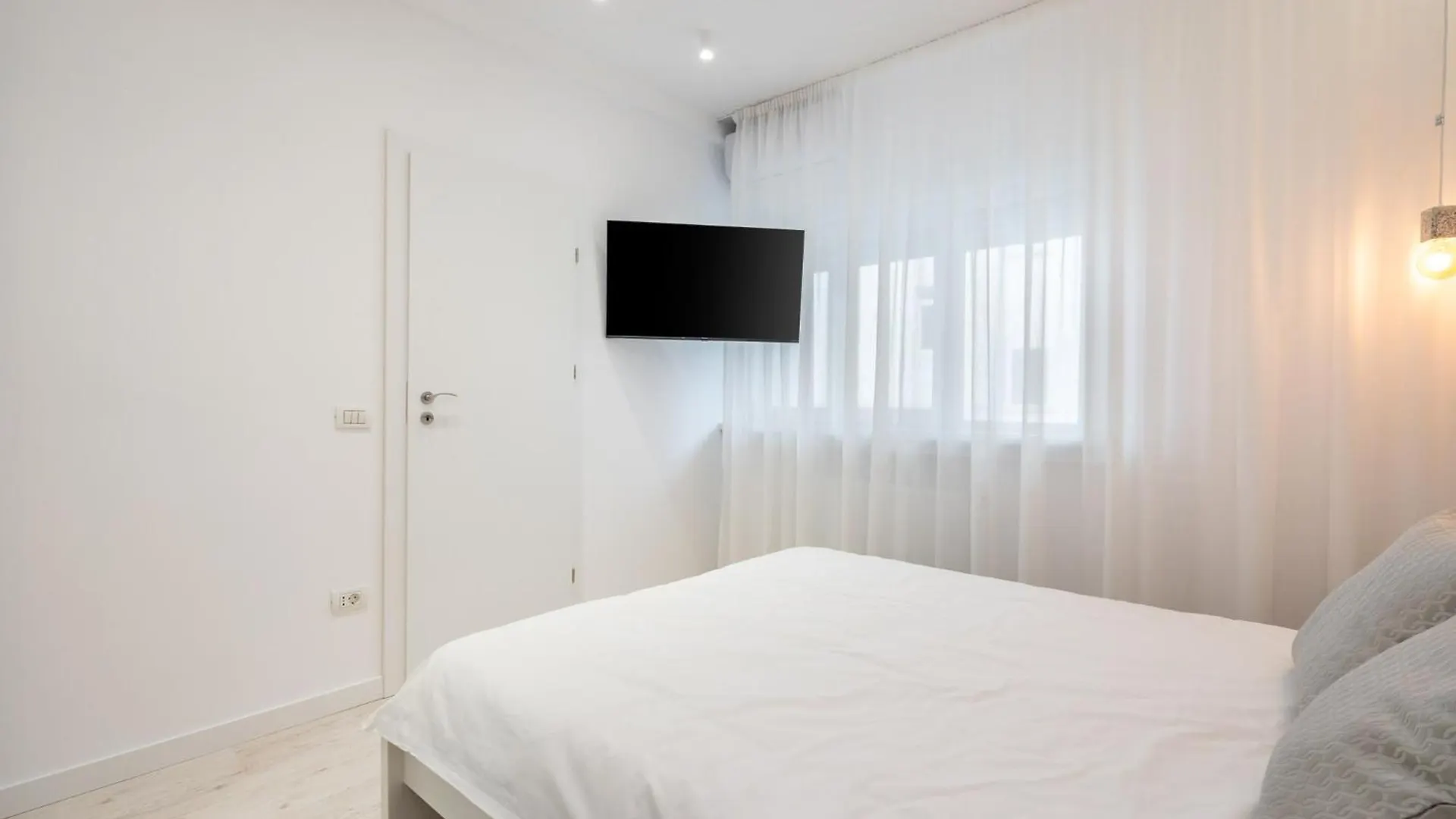 Elegant City Escape With Balcony Calea Victoriei Bucharest Romania